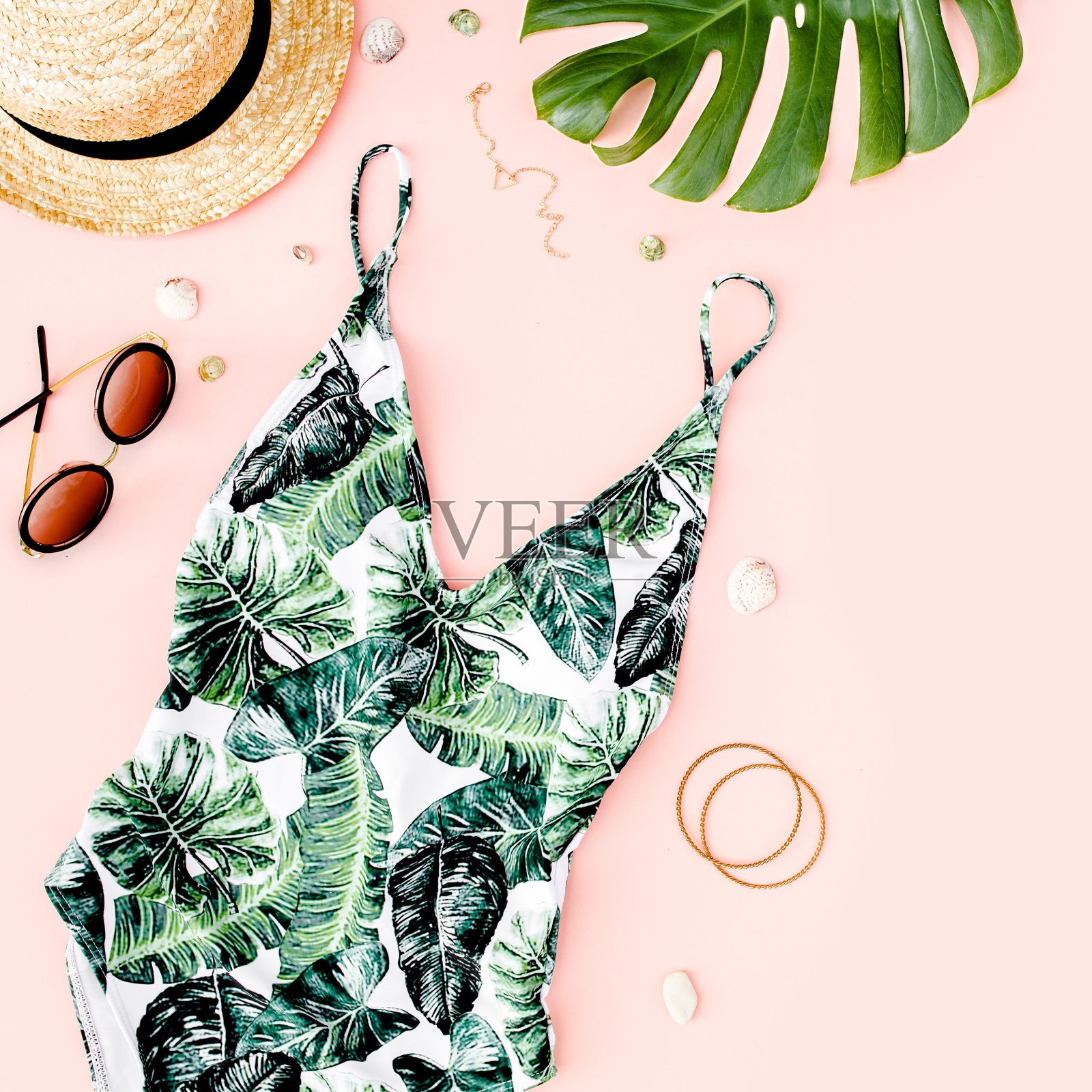 女士沙滩配饰:热带印花泳装，粉色草帽。夏天的背景。平躺照片摄影图片