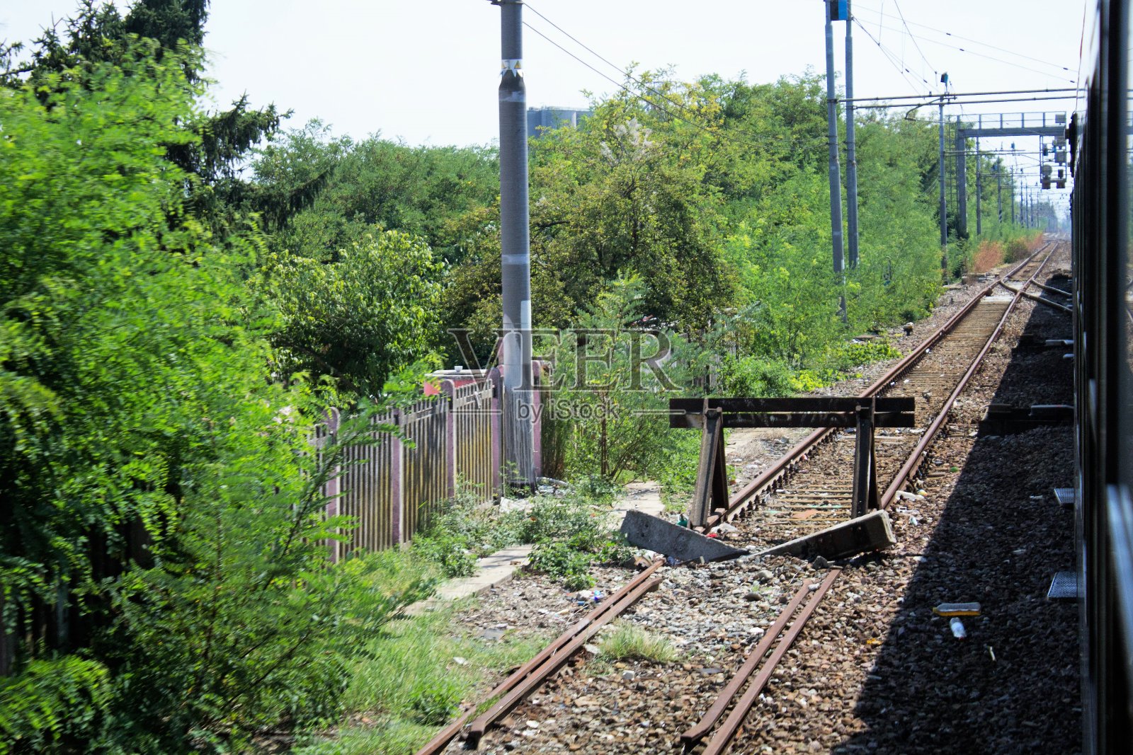 意大利，米兰——2020年8月10日，从行驶的火车的窗口照片摄影图片