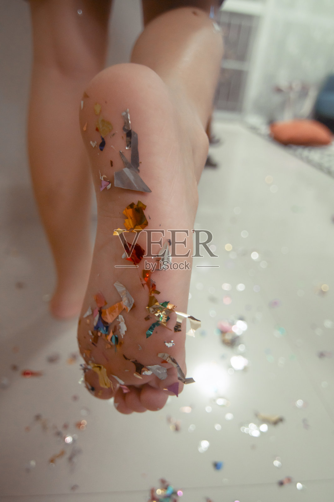 生日派对后的缎带卡在脚上了照片摄影图片