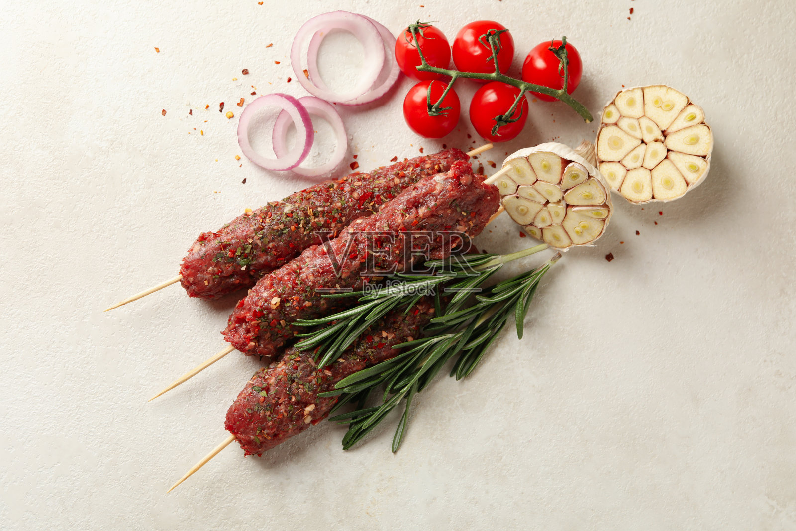 生卢拉烤肉，香草和香料在白色纹理的背景照片摄影图片