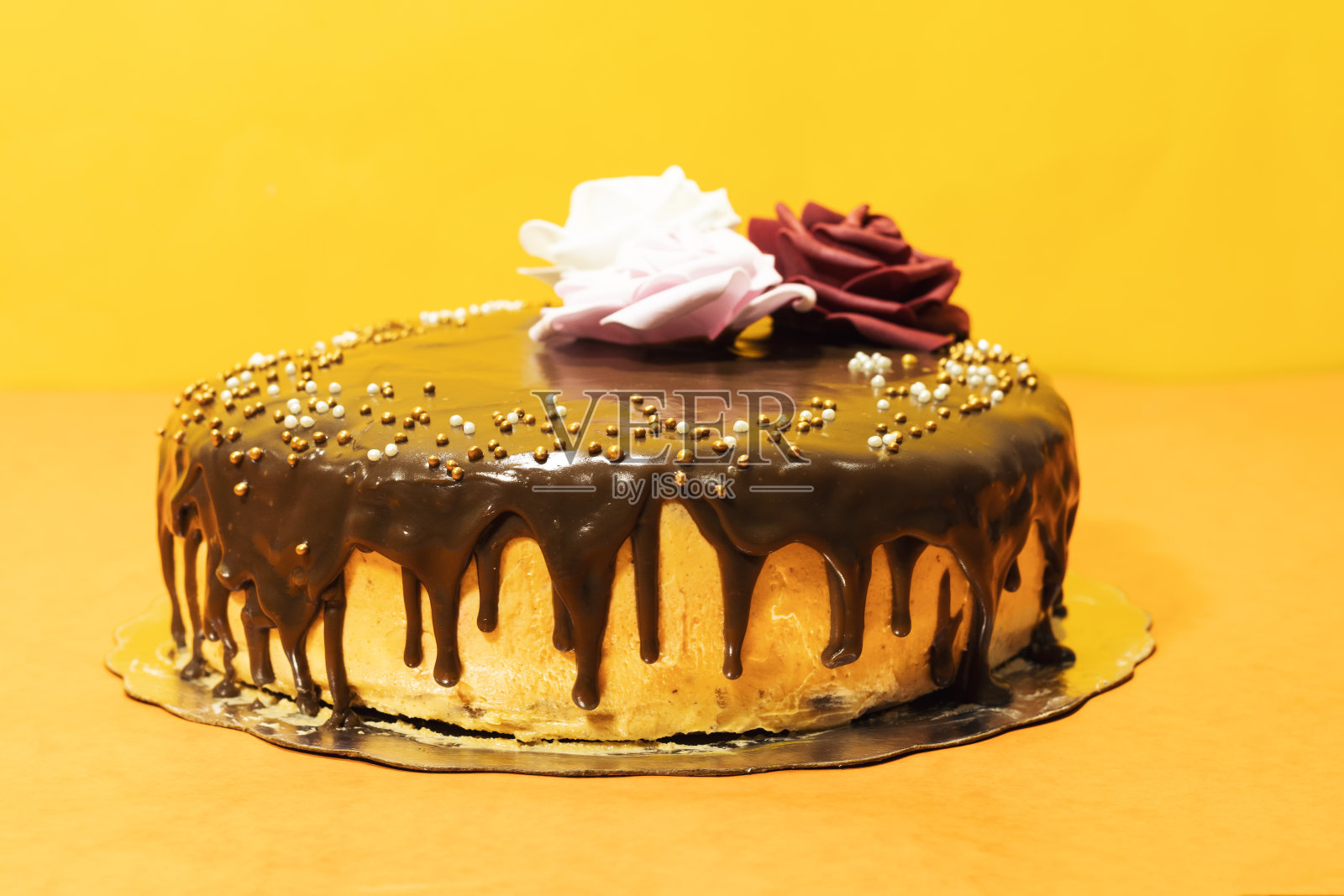 自制巧克力海绵蛋糕，巧克力甘纳许装饰玫瑰花照片摄影图片