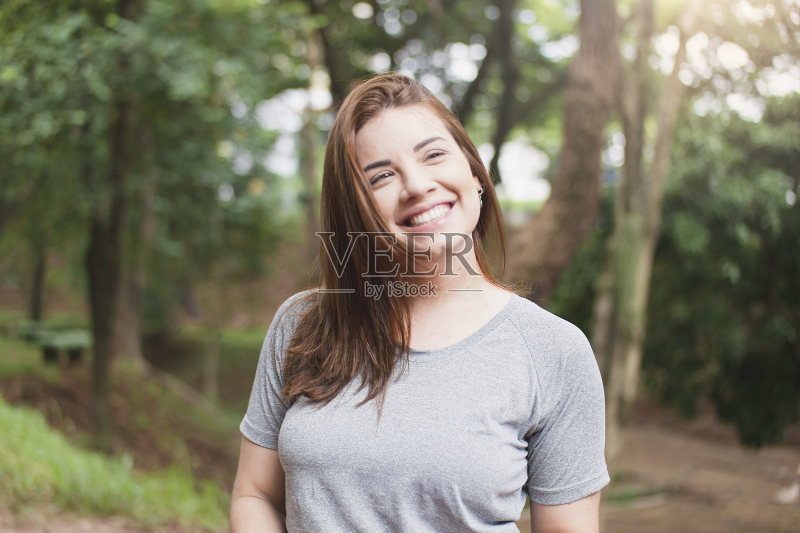 公园里一个年轻漂亮的女人照片摄影图片