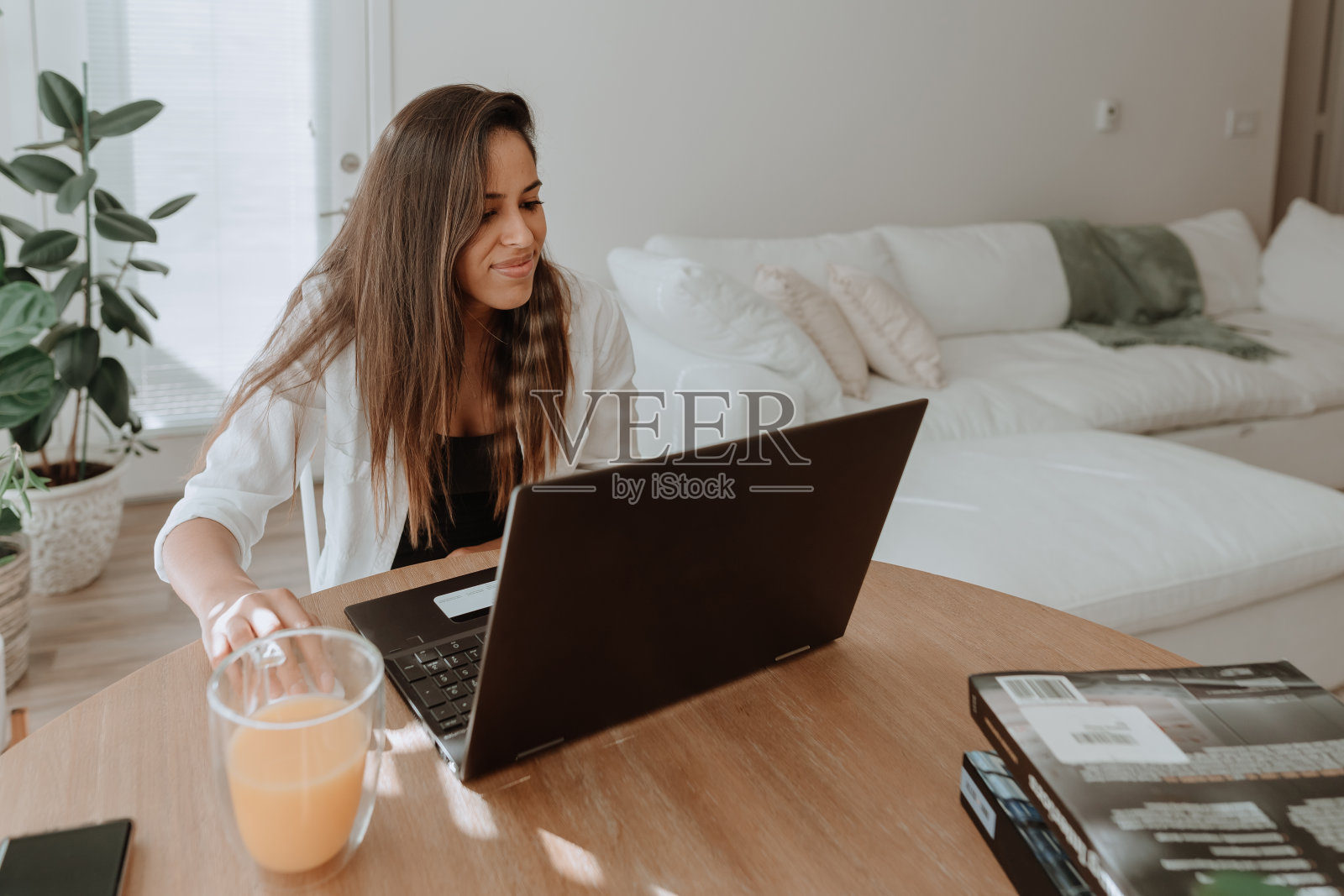成年拉丁妇女在家用笔记本电脑学习照片摄影图片