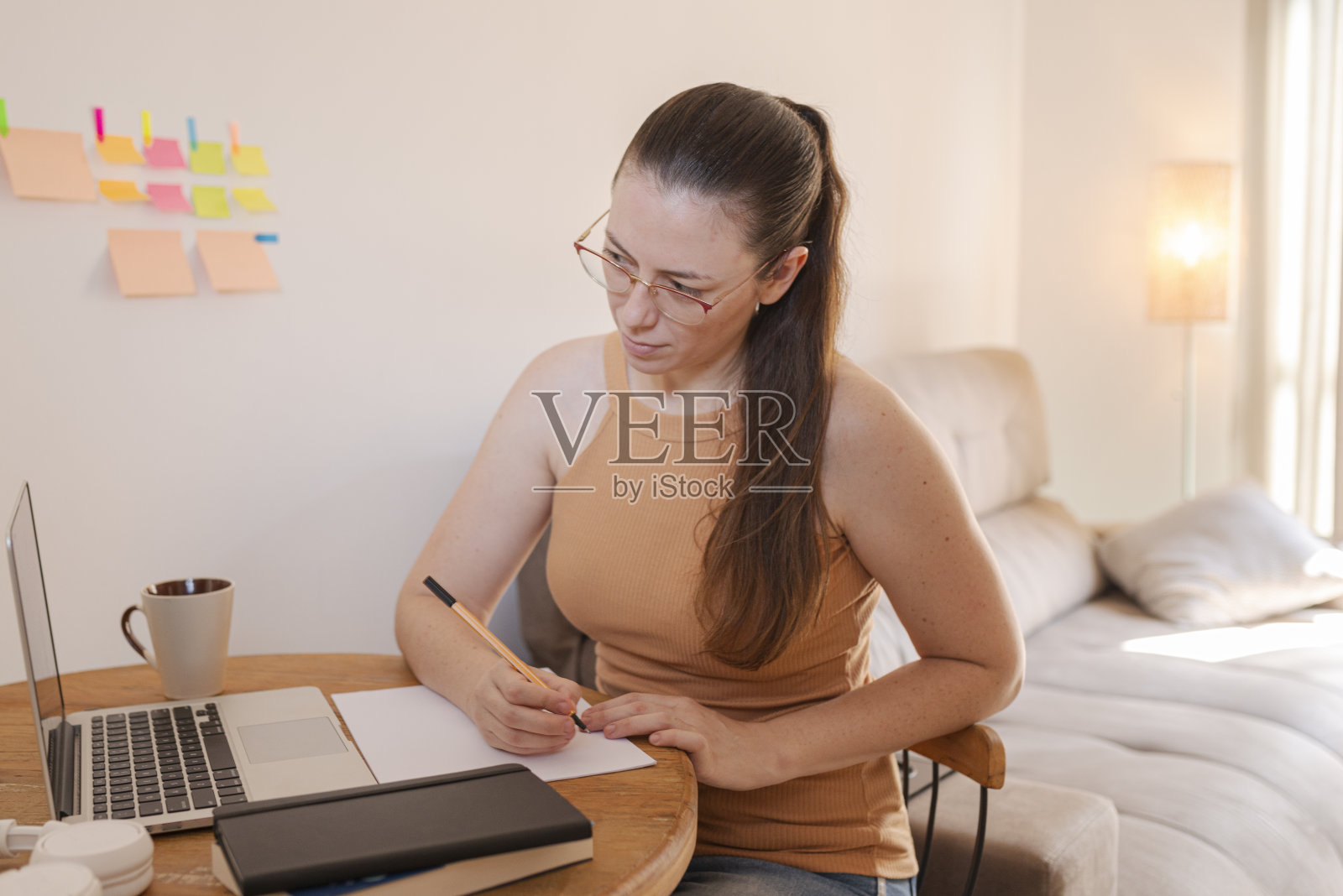 一个成年女子在厨房里学习照片摄影图片
