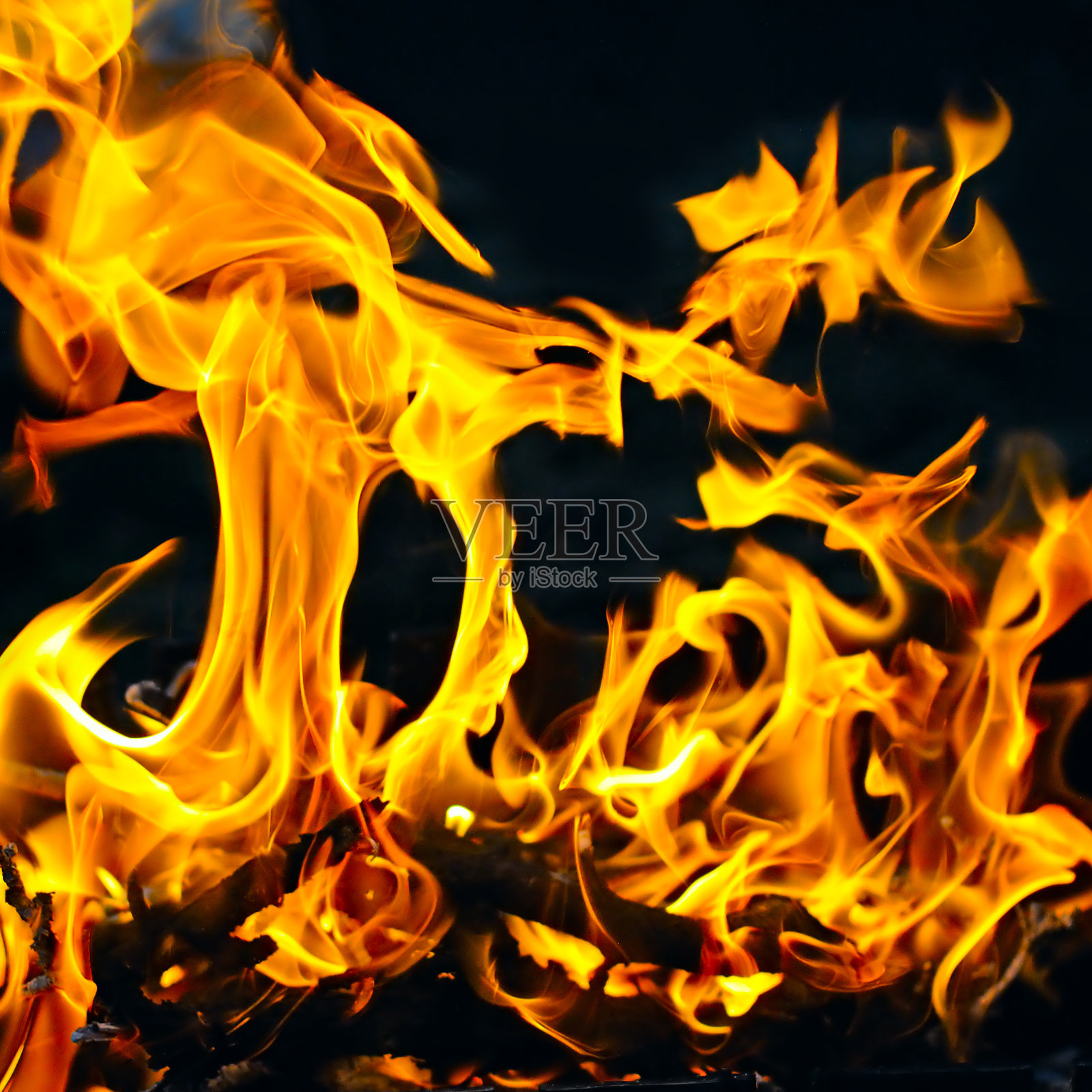 火焰在黑色背景。抽象照片摄影图片