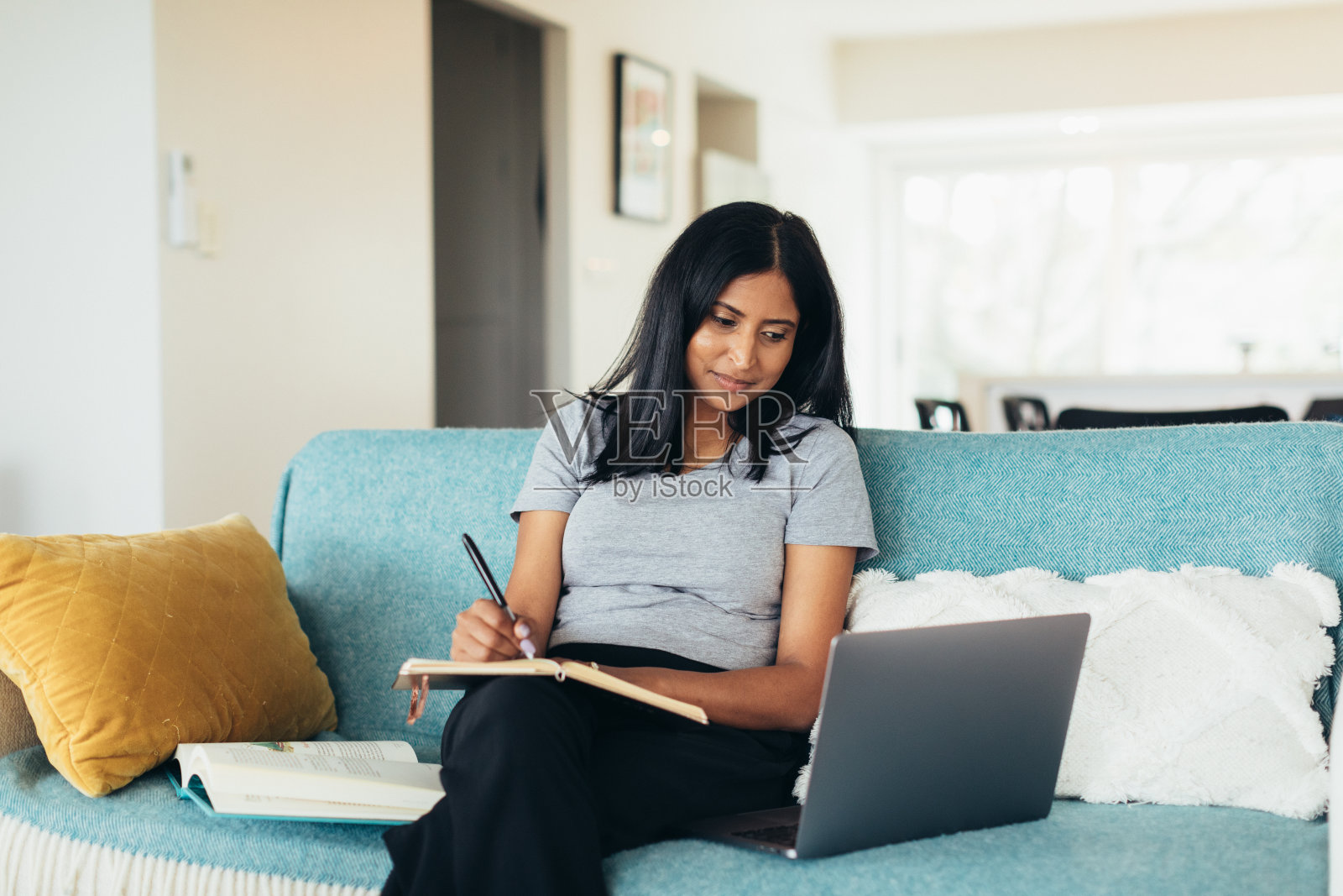 在家里用笔记本电脑工作的女人照片摄影图片