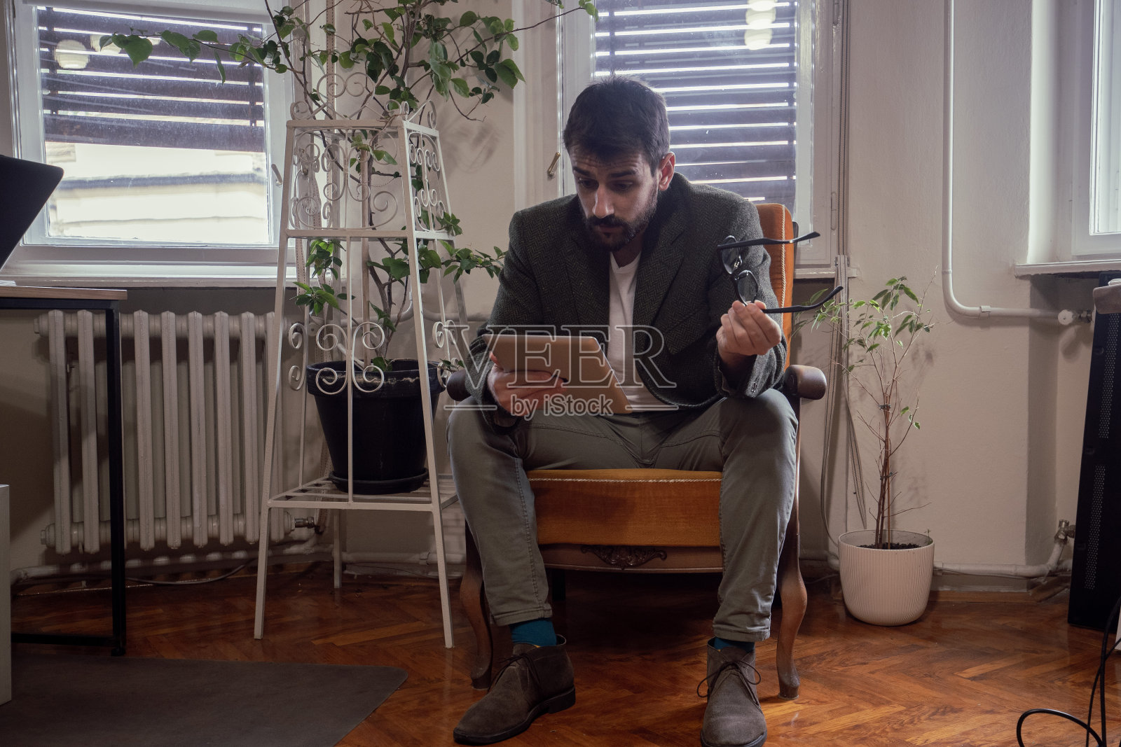 成年学生在家照片摄影图片