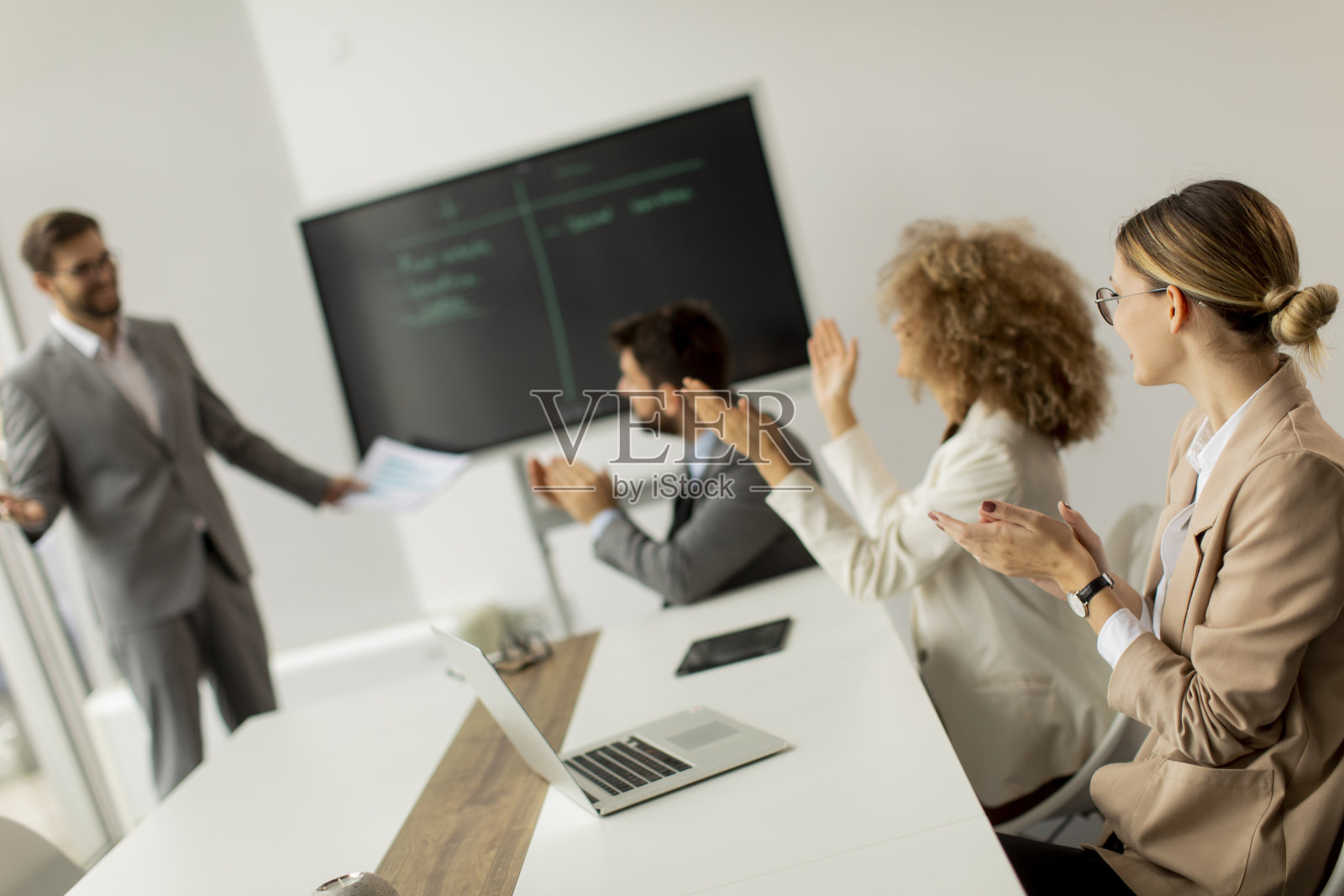 不同种族的年轻商业人士一起在办公室工作照片摄影图片