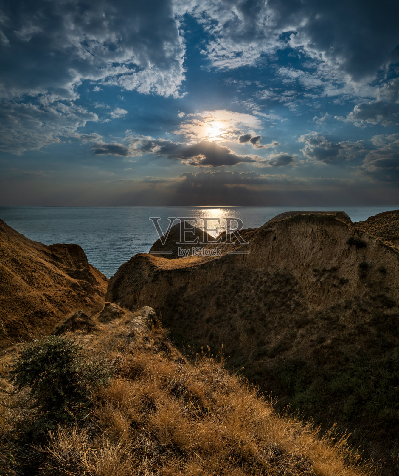 日落斯坦尼斯拉夫粘土山和峡谷之上的第聂伯罗河湾，乌克兰照片摄影图片