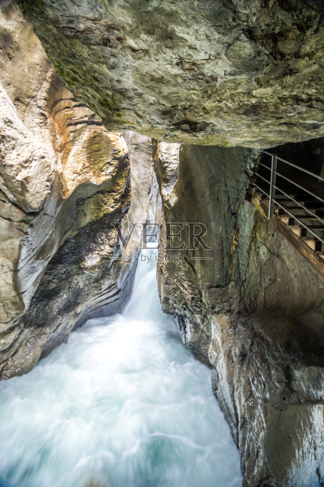 瑞士阿尔卑斯山的冰川峡谷照片摄影图片