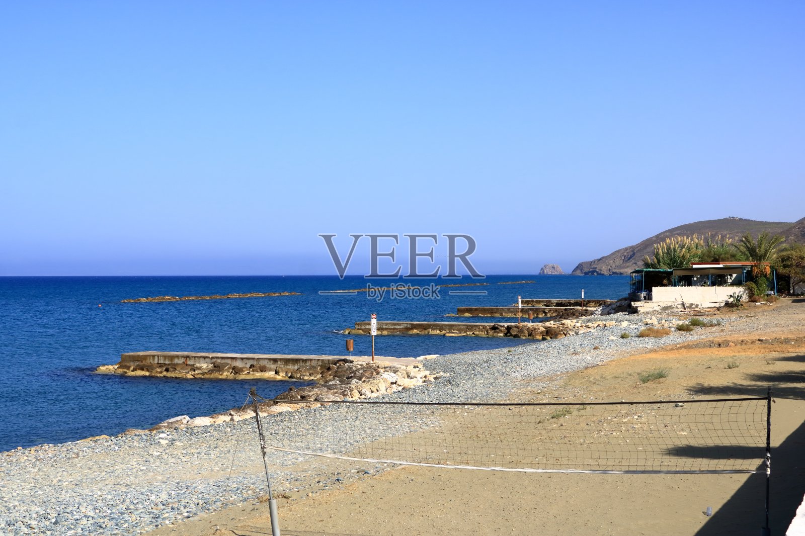 塞浦路斯岛上的小海港村庄Kato Pyrgos照片摄影图片