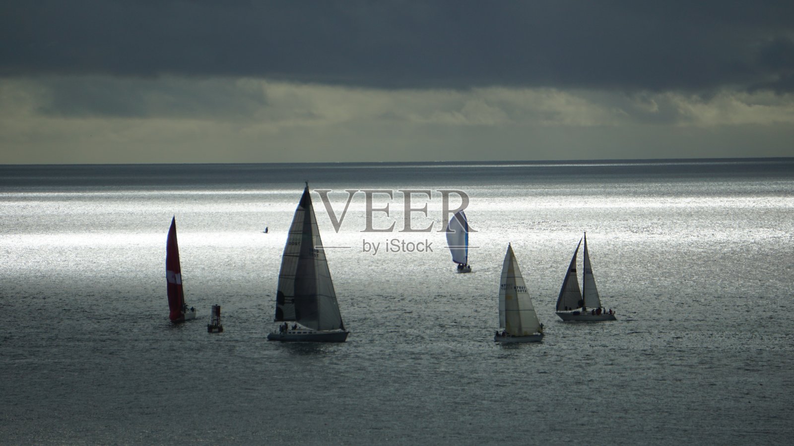 航行在戏剧性海洋中的帆船照片摄影图片