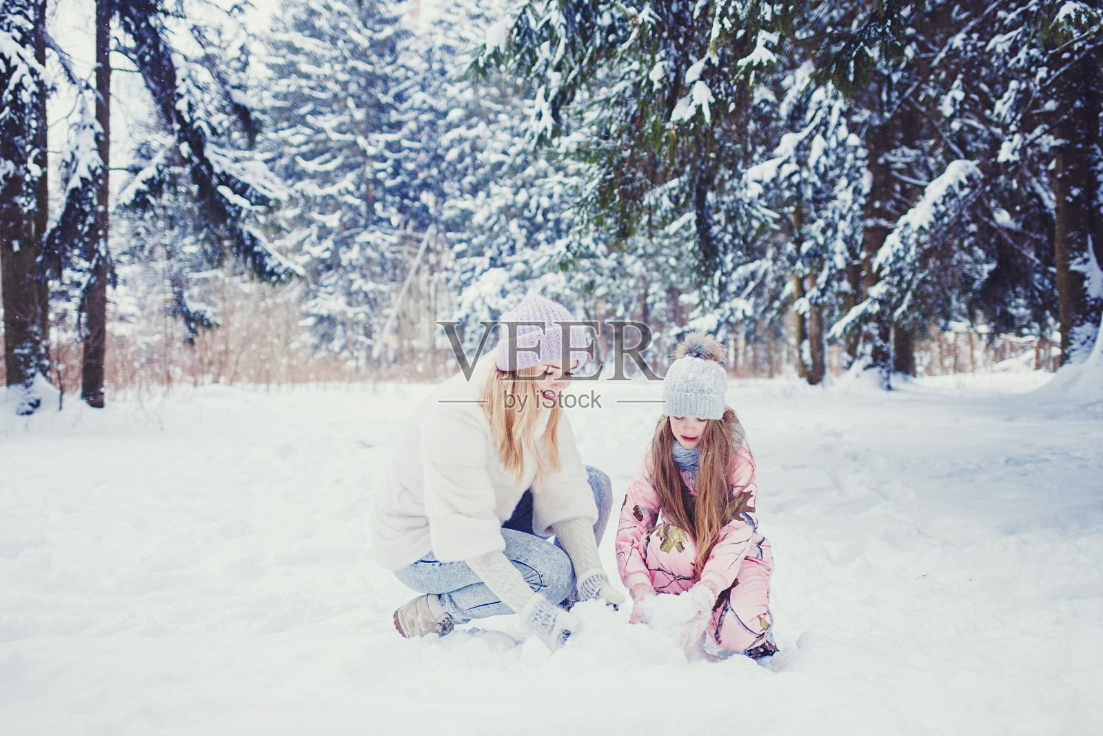 妈妈和女儿在冬天的公园玩照片摄影图片