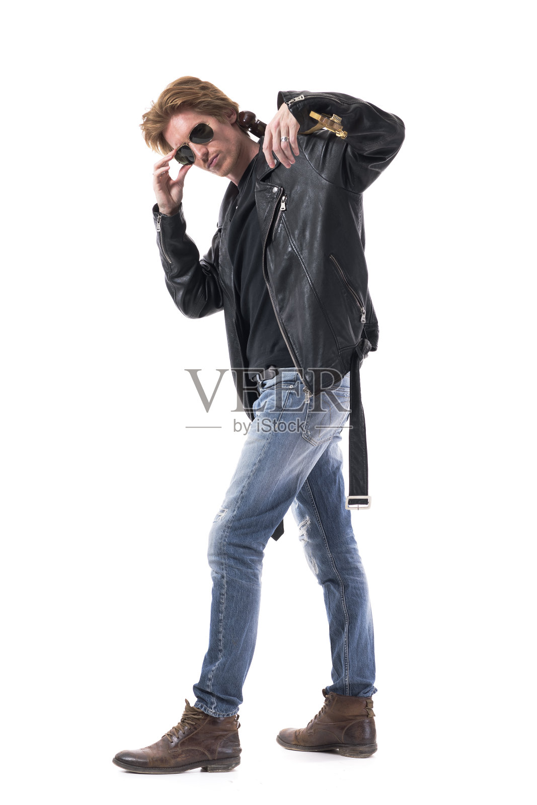 酷男子的态度英俊的摇滚音乐家吉他手摆着吉他在肩膀上照片摄影图片