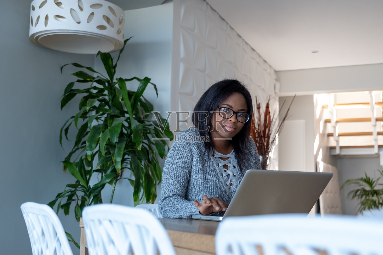 一个年轻人坐在餐桌前学习的肖像照片摄影图片