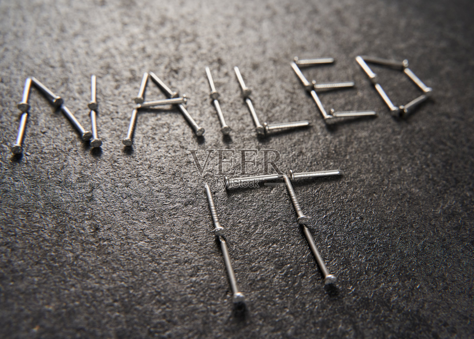 用钉子写的"钉住它"照片摄影图片