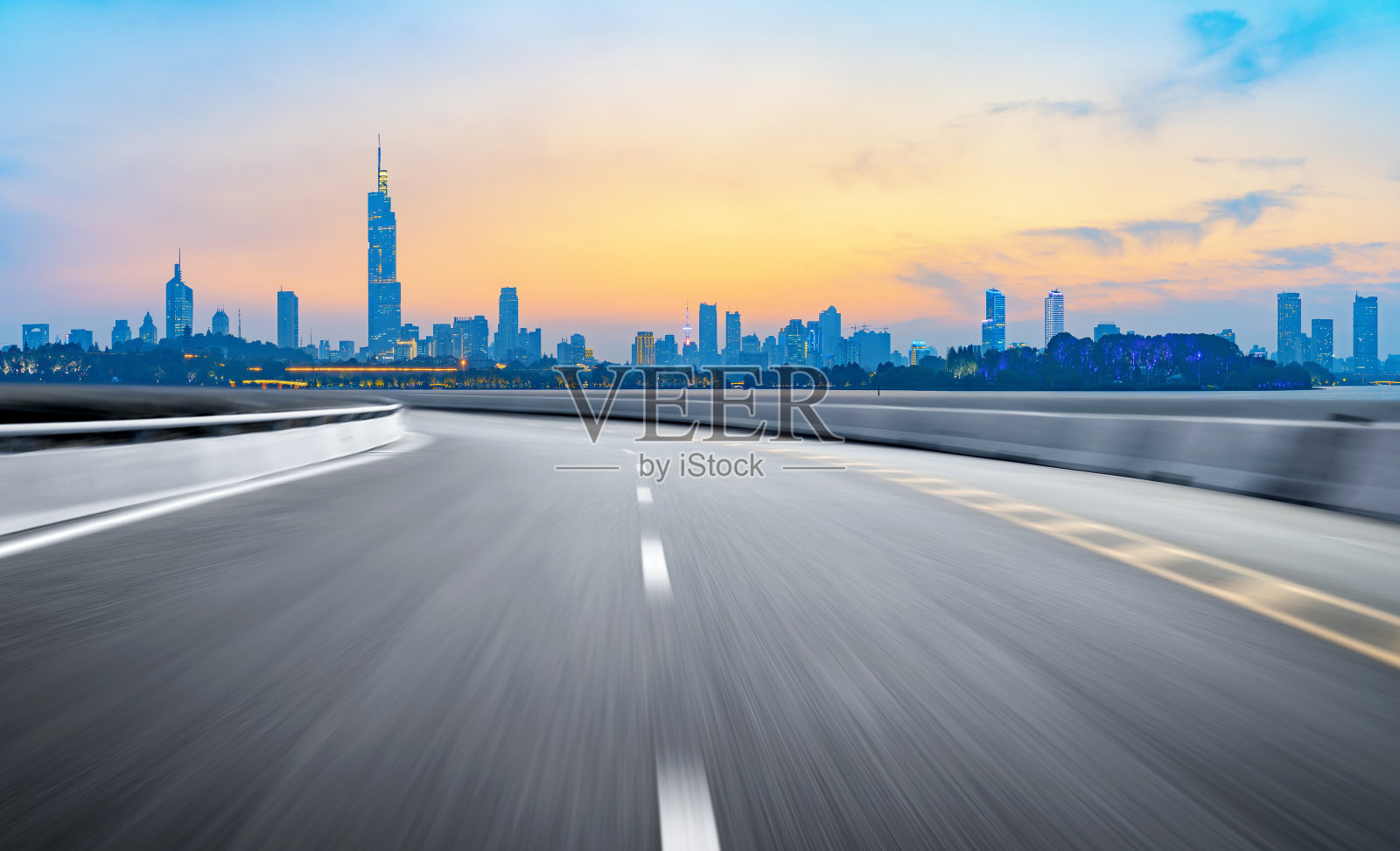 中国南京的高速公路背景和城市风景照片摄影图片