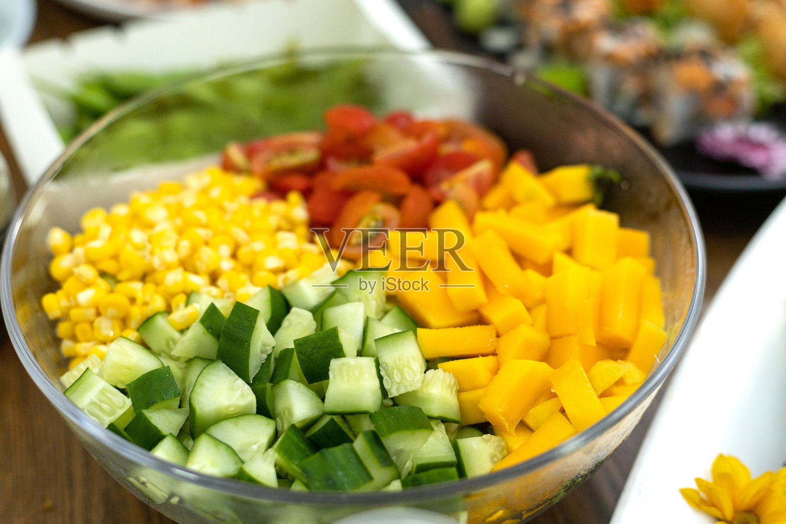 水果沙拉和素食寿司卷装在一个白色的盘子里照片摄影图片