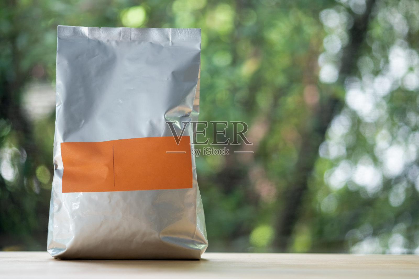 铝咖啡包装与空标签在木桌上照片摄影图片