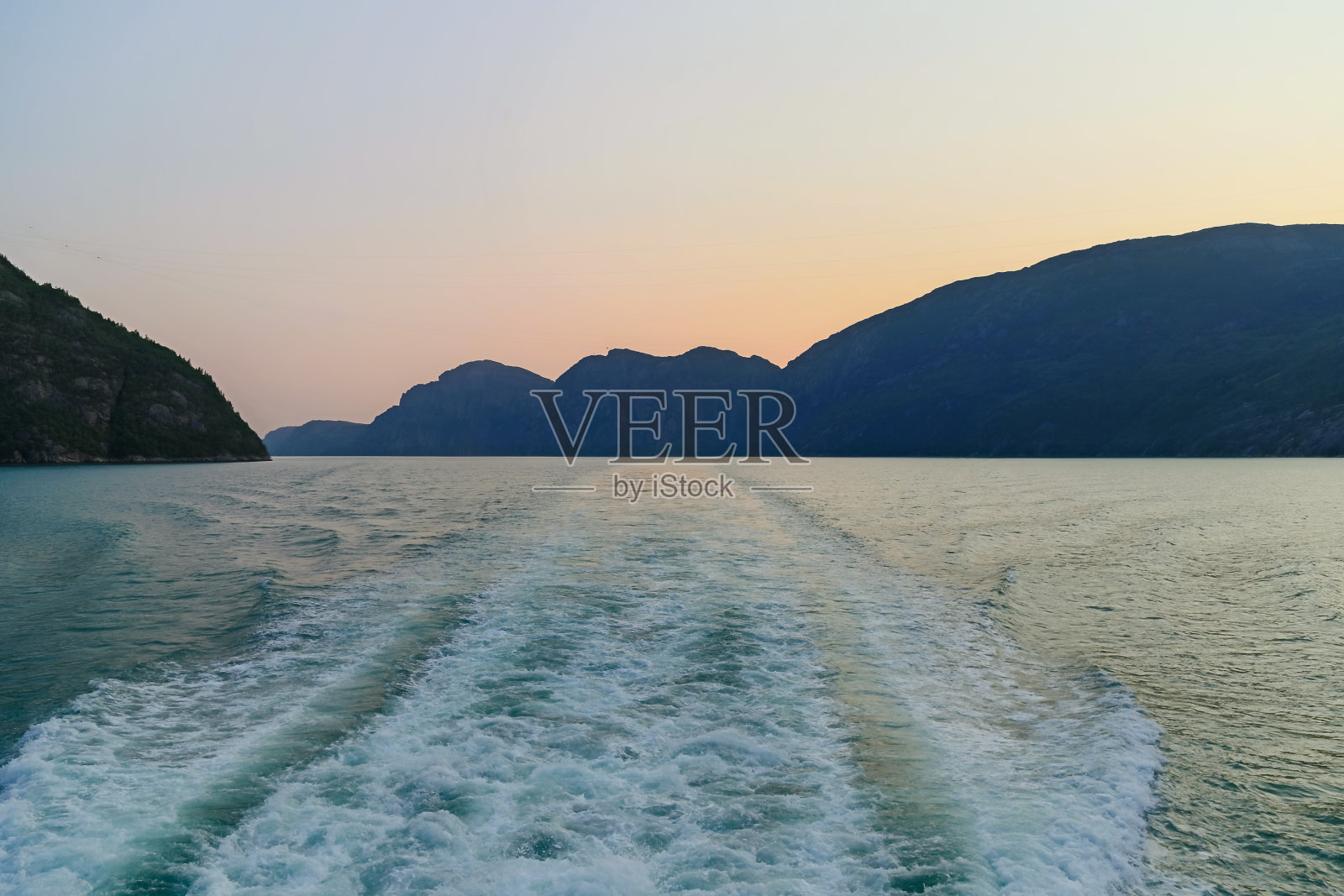 挪威盖兰格峡湾及其周围的风景照片摄影图片