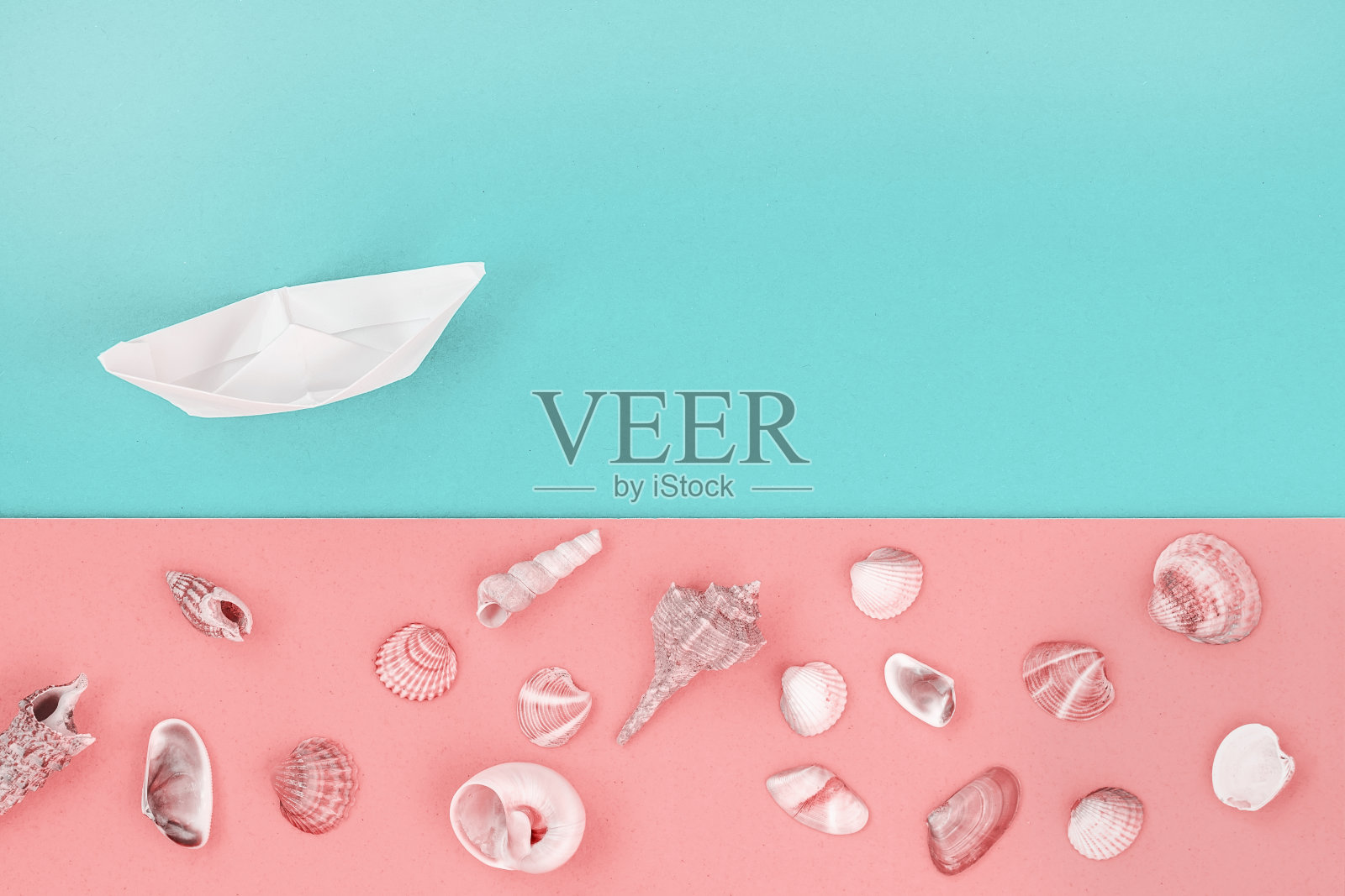 应用有纸船、各种贝壳。暑假的概念照片摄影图片