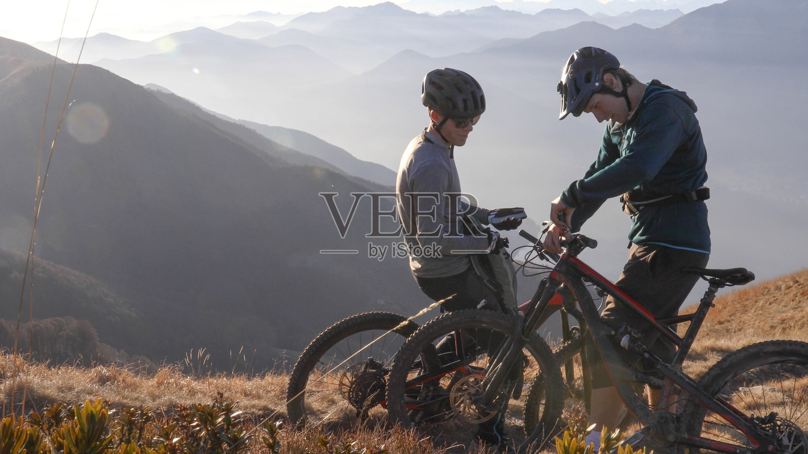 山地自行车手早上在山脊上休息照片摄影图片