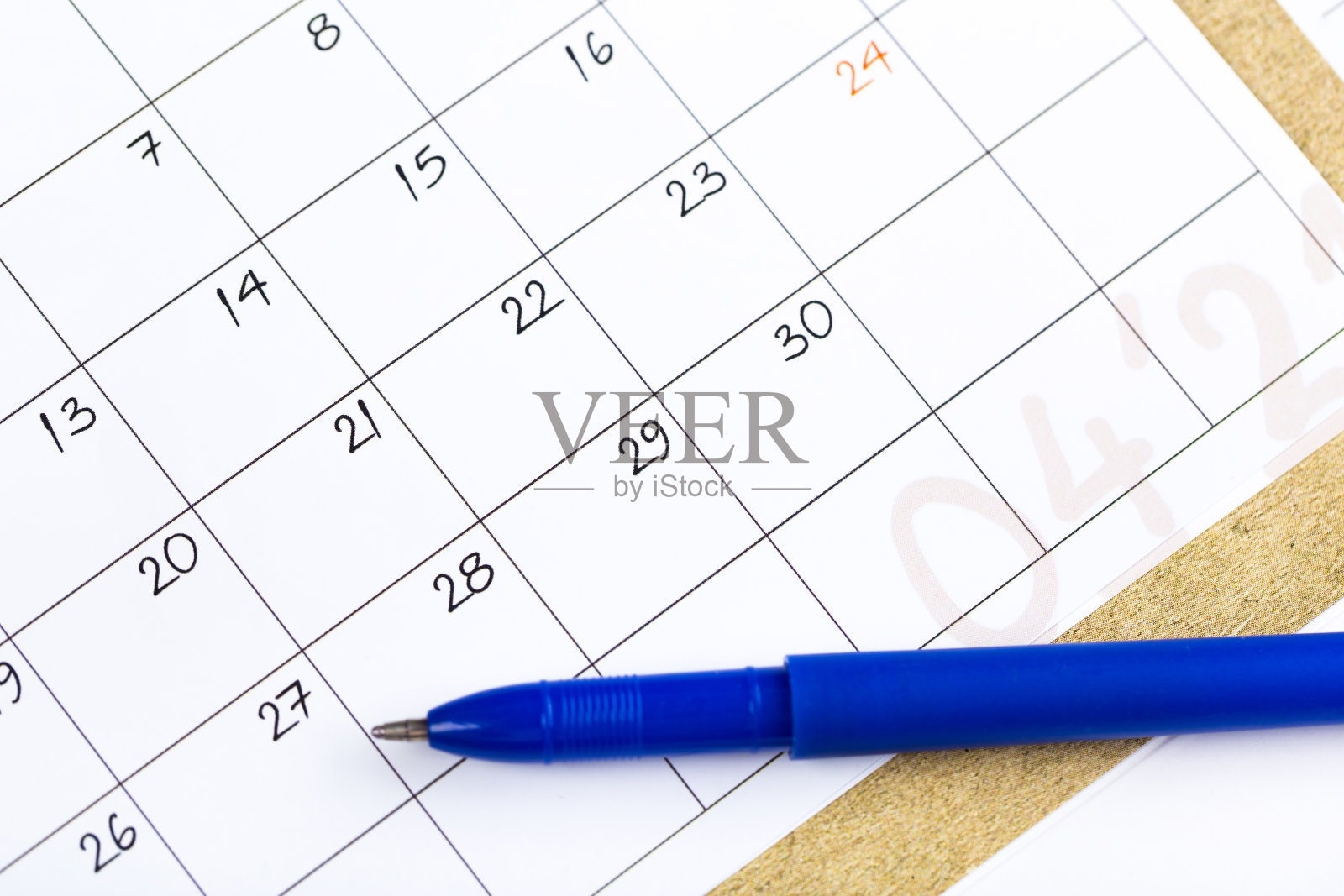 白日历页为2021月日程做预约或管理日程，每天用圆珠笔做标记，用于工作规划和生活理念照片摄影图片