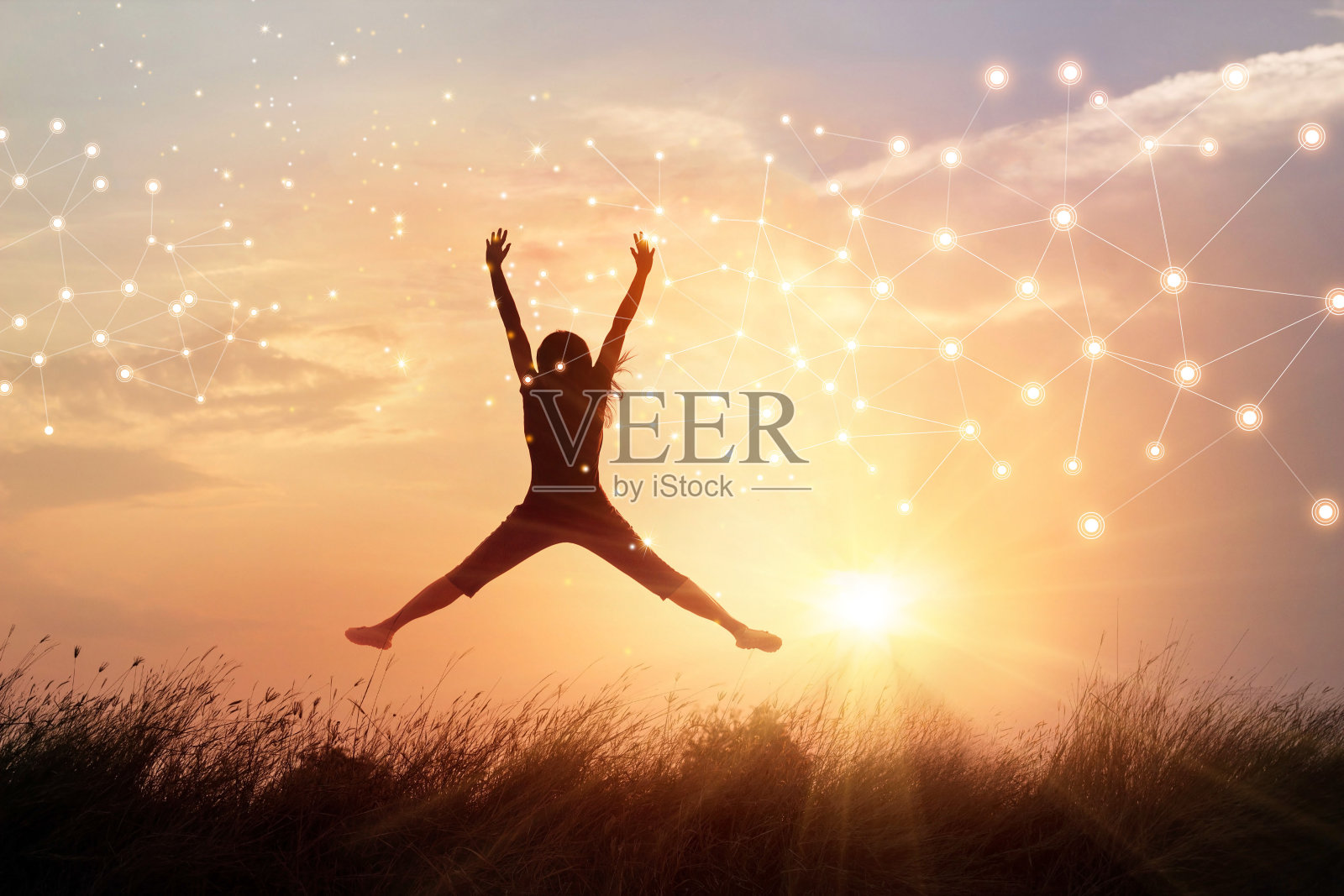 快乐女人以自由的姿态在自然日落和图形网络连接背景。全球网络智能技术理念，让人们的生活更智能、更舒适。照片摄影图片