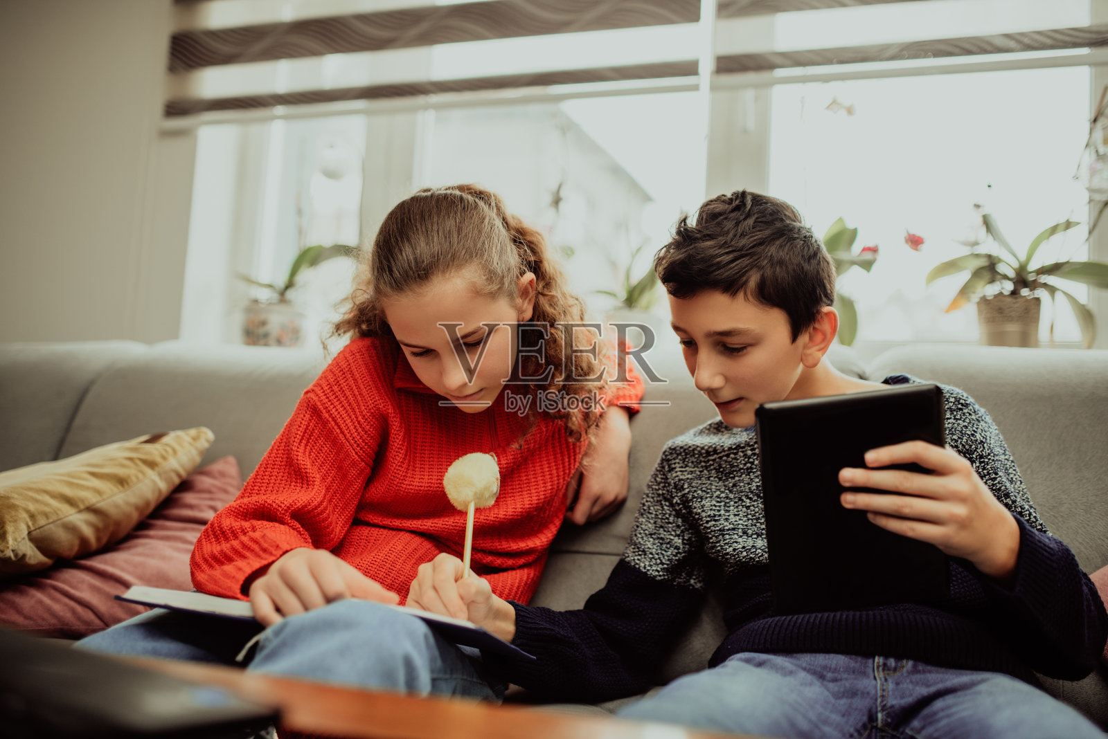 男孩和女孩上在线学校课程，电子教育，男孩和女孩上远程学习。男孩和女孩在家参加网络课程。蔡尔兹使用手提电脑与老师和同学联络。隔离期间的学校教育和社会距离照片摄影图片