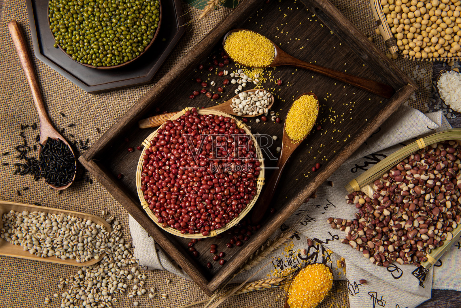 收集不同的谷物、谷物和豆类背景。照片摄影图片