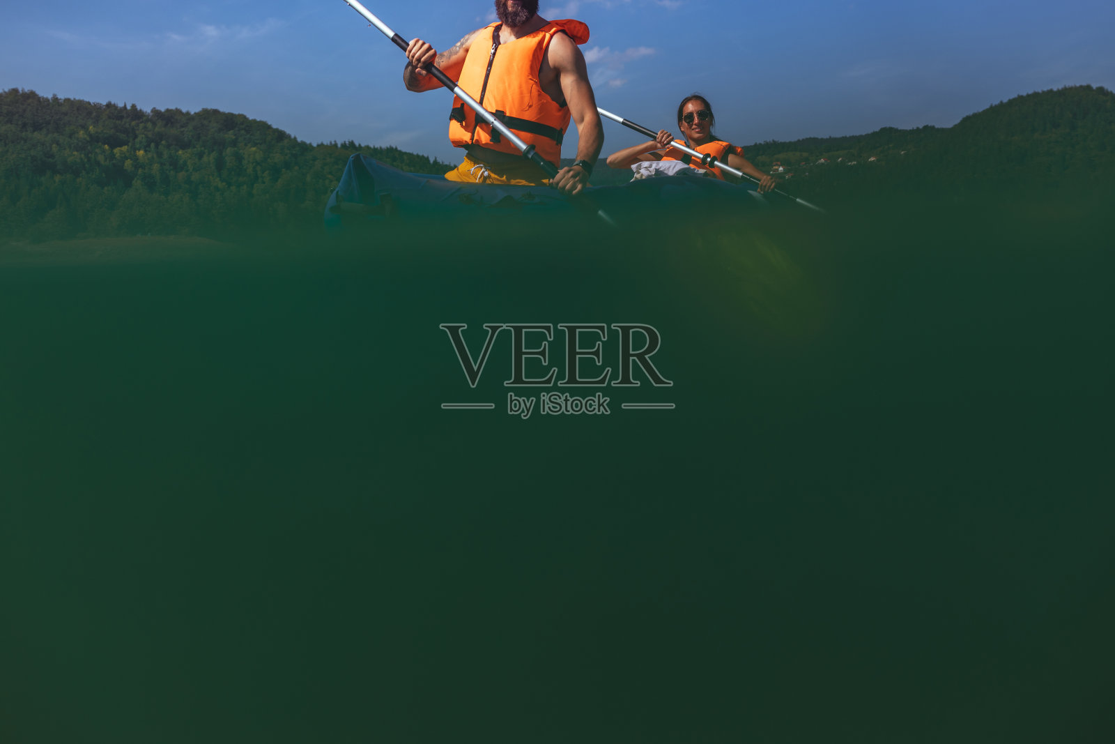 一对年轻夫妇在湖上划皮划艇照片摄影图片