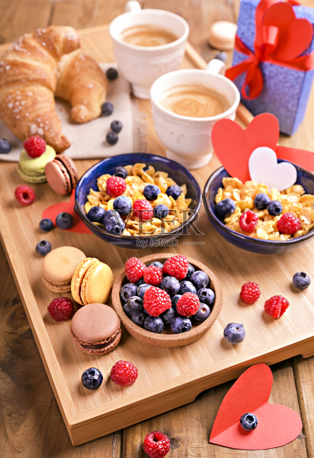 早晨咖啡。芳香的咖啡，什锦麦片和甜糕点的浪漫早餐。早上吃浆果和卡布奇诺的健康食物。高质量的照片照片摄影图片