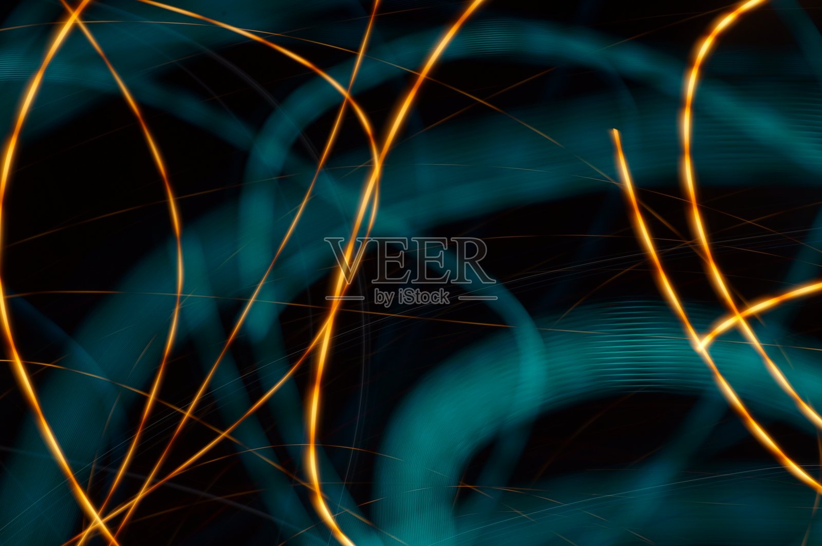 黑色背景上的水线-抽象的图形背景显示蓝色不规则的线条和混乱的缎带。照片摄影图片