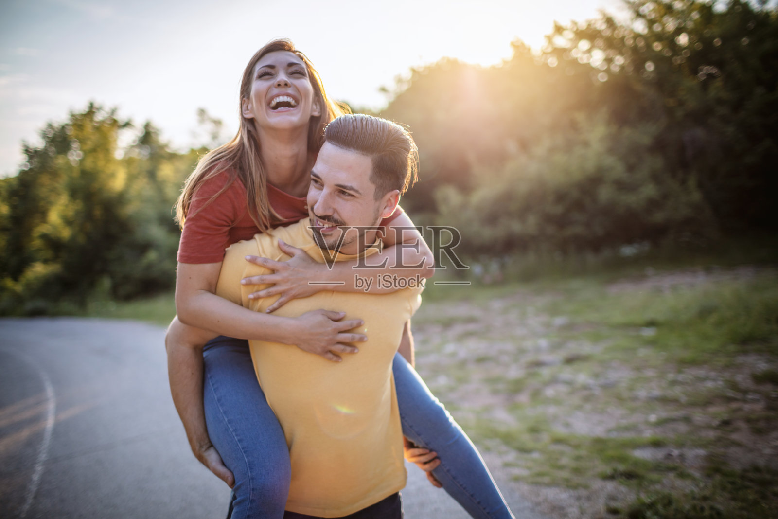 快乐的年轻夫妇照片摄影图片