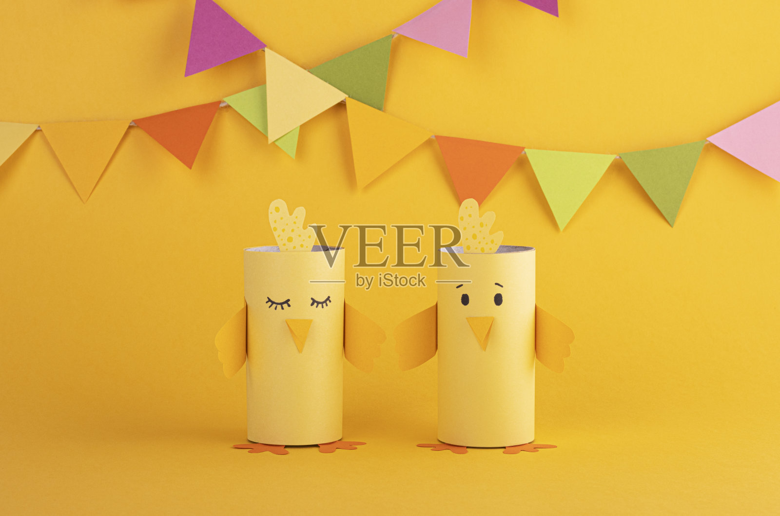 可爱的复活节小鸟纸，创造性的手工。背景为复活节照片摄影图片