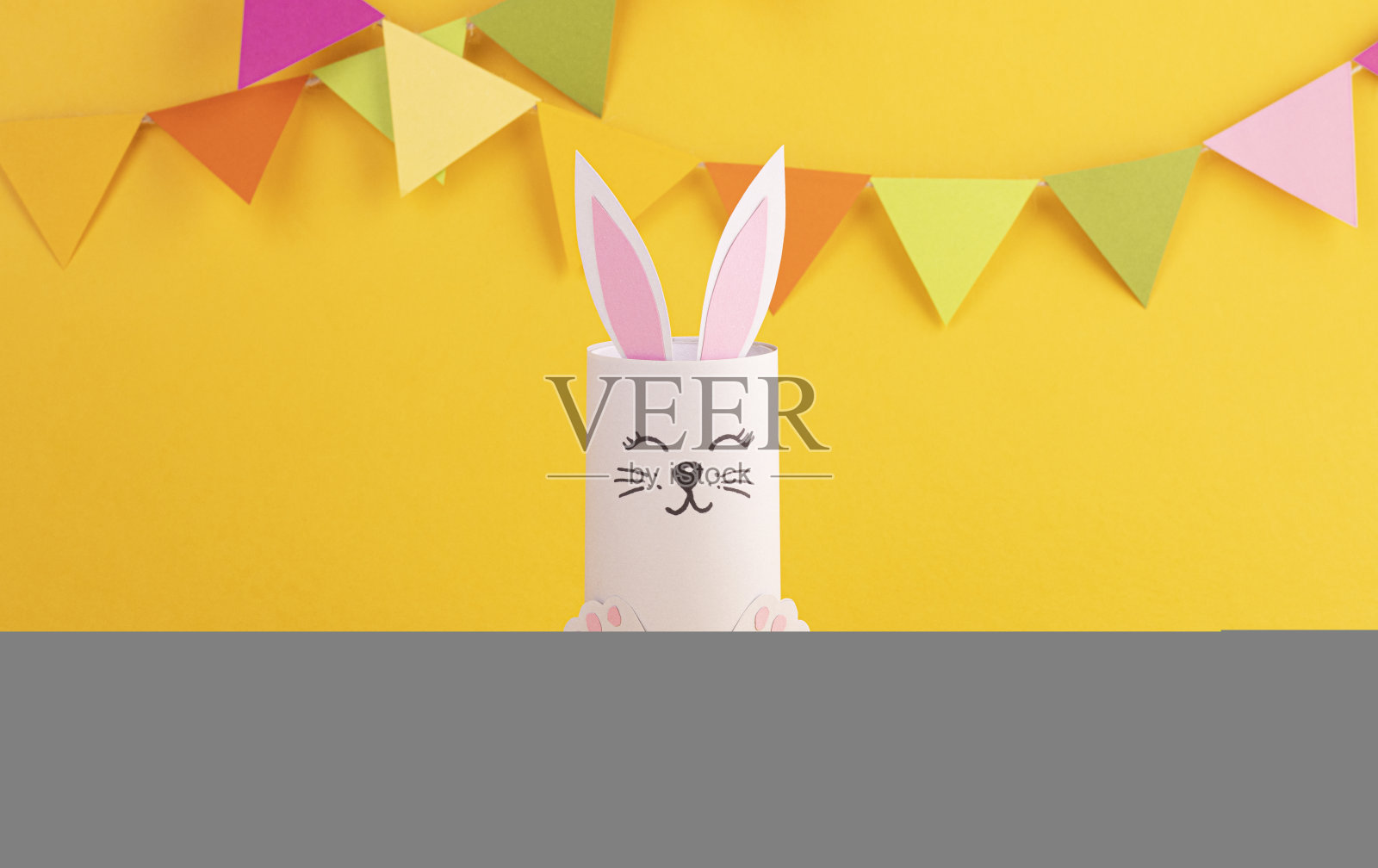 可爱的复活节兔子纸做的，手工制作。复活节快乐照片摄影图片