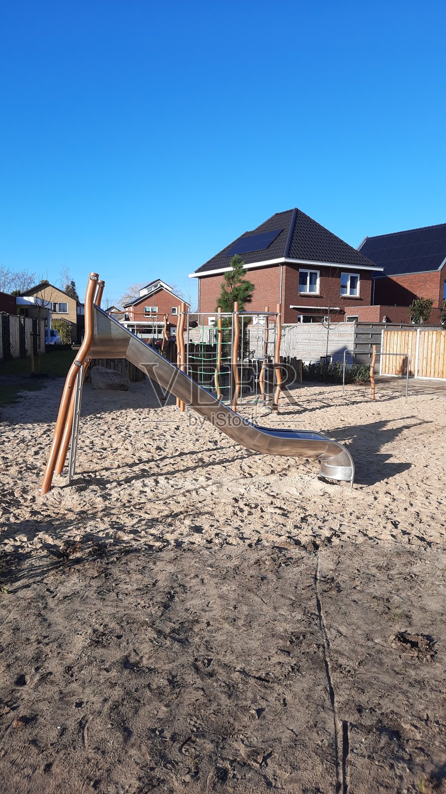 带木制设备的户外游乐场。照片摄影图片