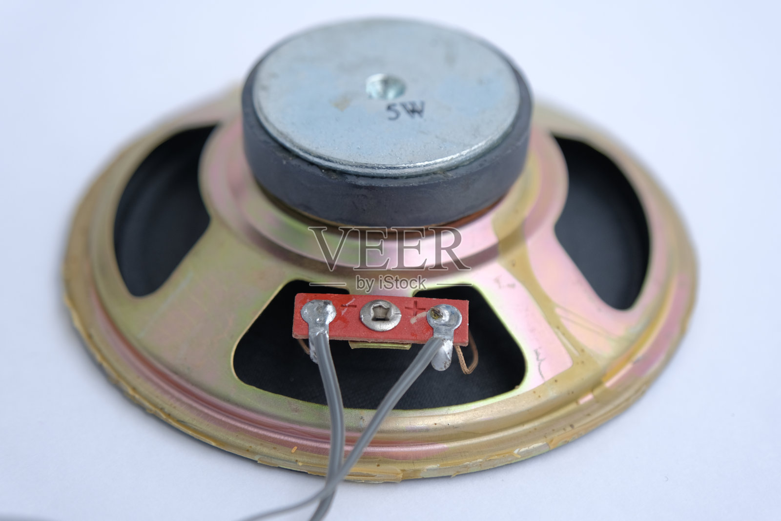 喇叭的音乐。复古复古扬声器从收音机白色背景照片摄影图片