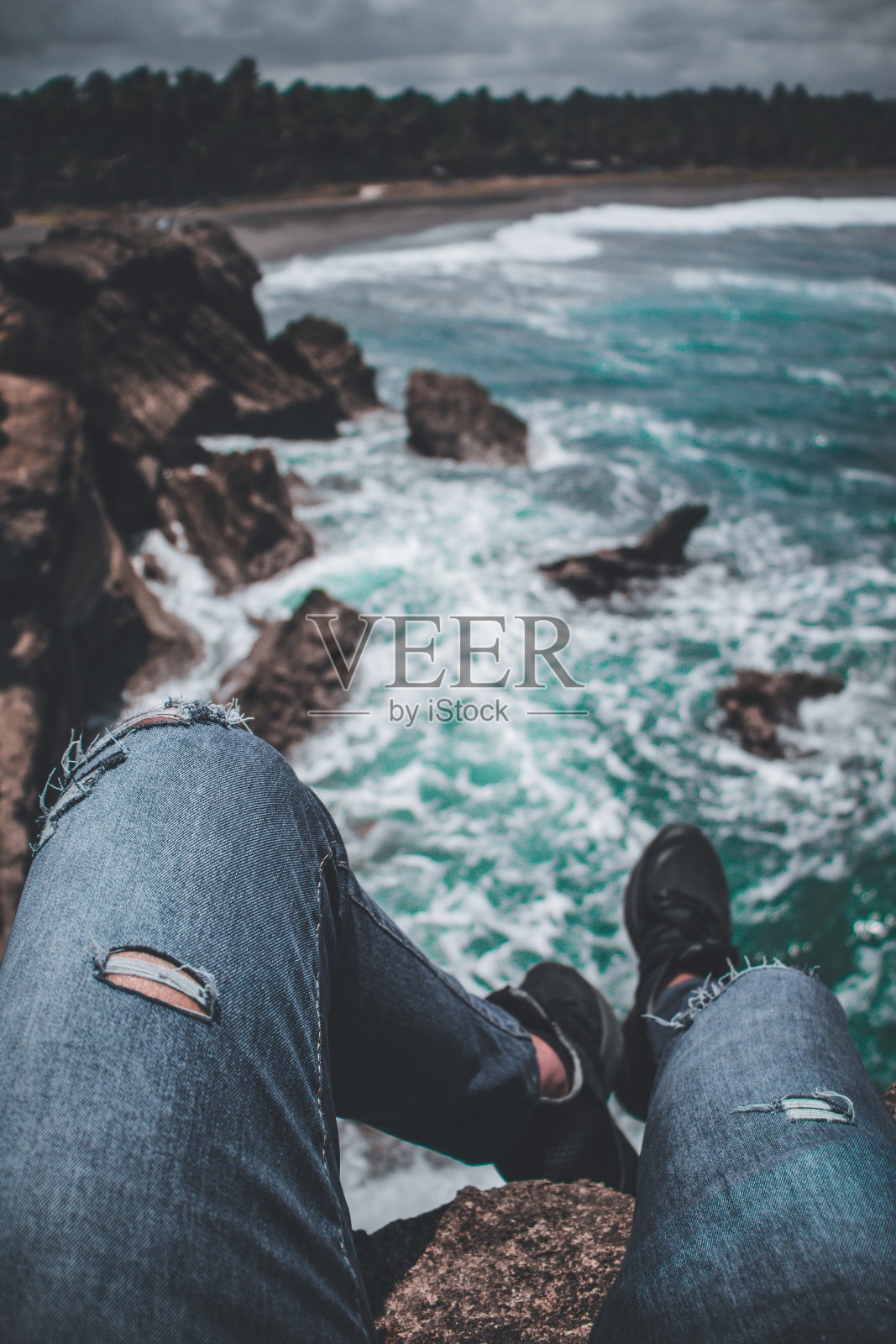 在岩石上冷却照片摄影图片