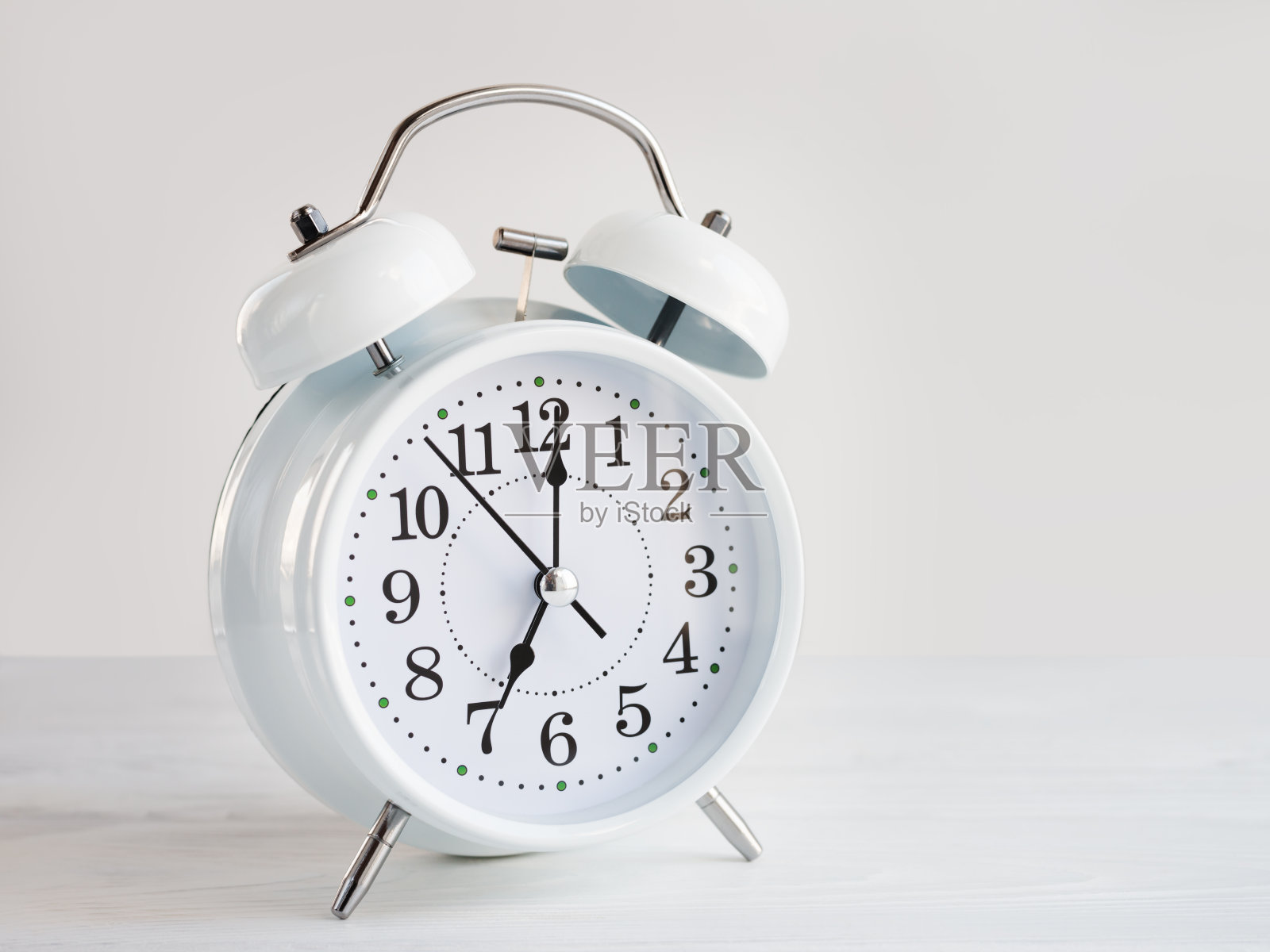 白色闹钟，复古风格，灯光背景照片摄影图片
