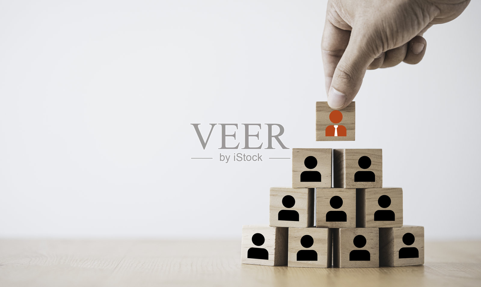 将经理图标放在员工上，员工在木块上打印屏幕。人力资源开发和团队合作理念。照片摄影图片