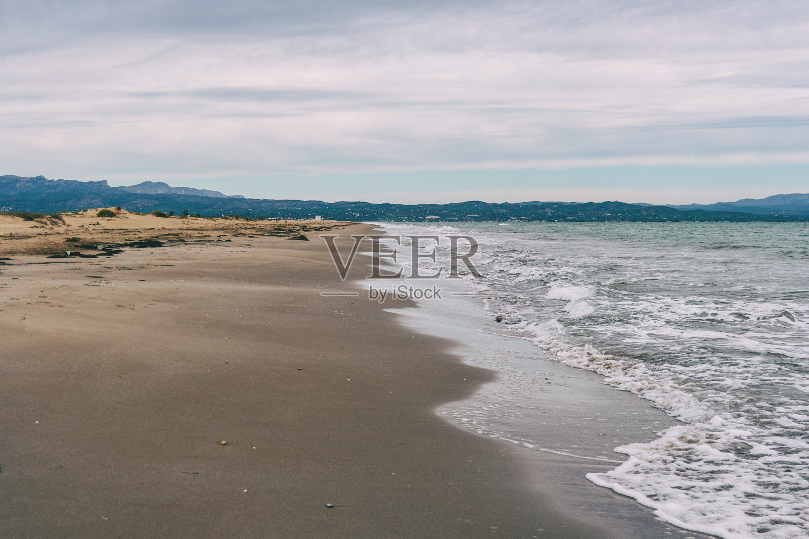 西班牙塔拉戈纳埃布罗三角洲的孤独海滩。照片摄影图片