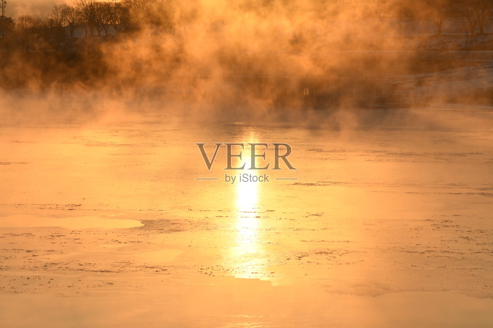 冬天清晨的黎明是冉冉升起的太阳照片摄影图片