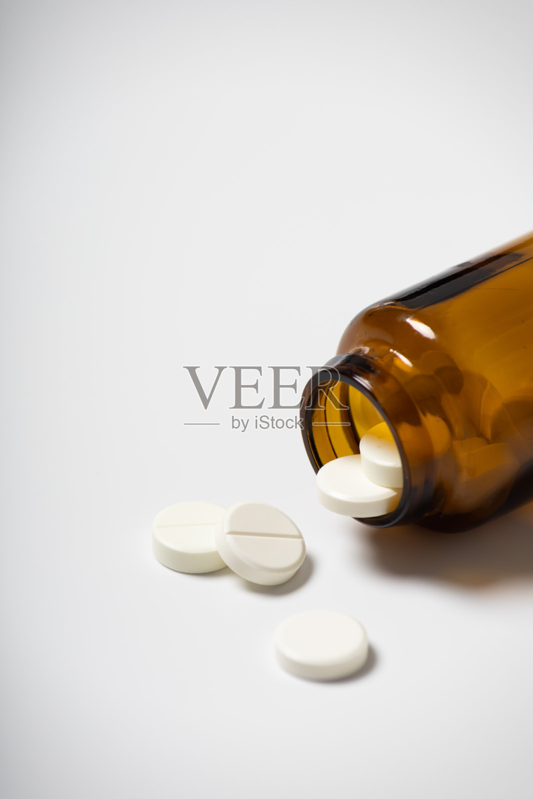 白色背景下罐子里的白色药丸照片摄影图片