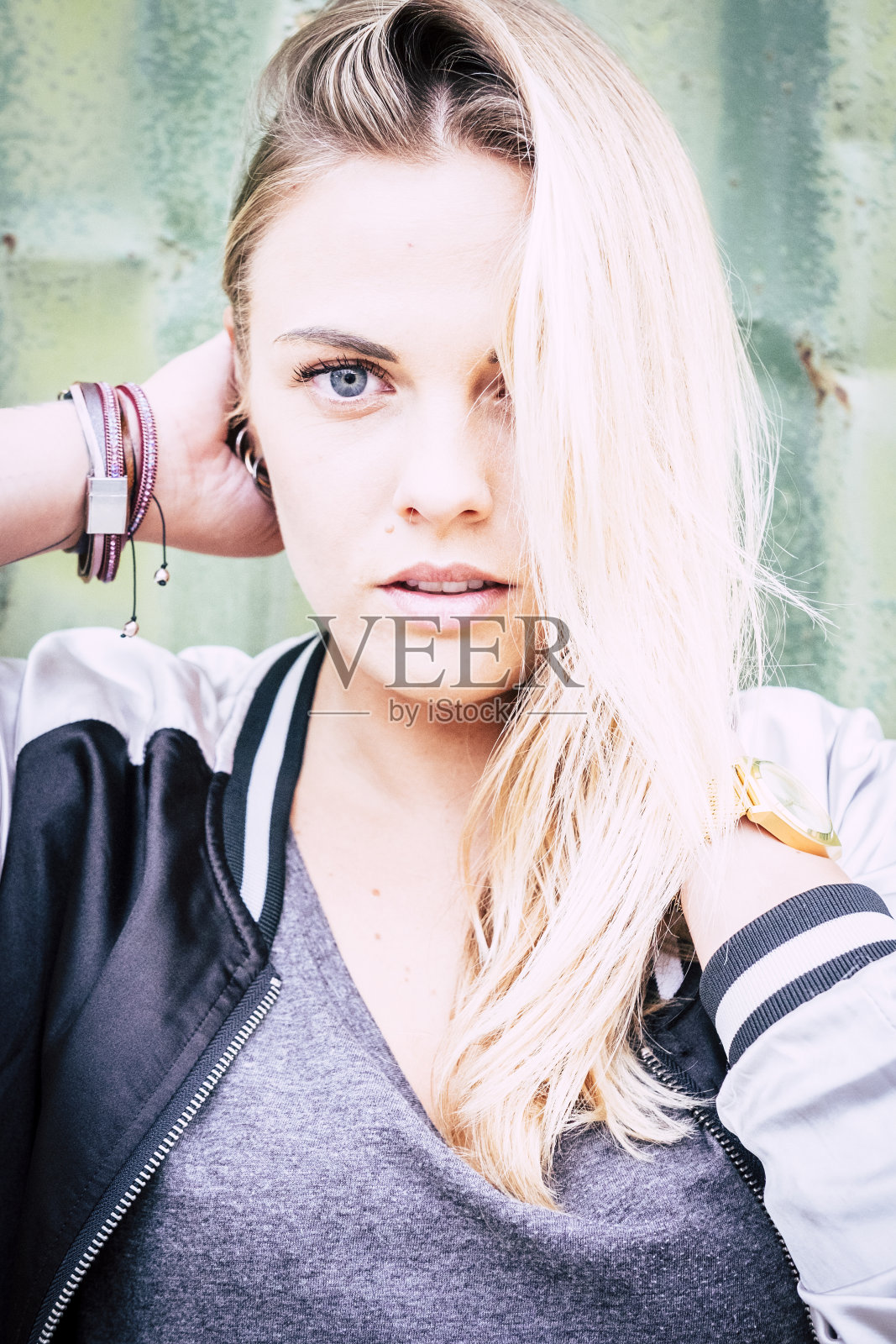 美丽的少年看着镜头-漂亮的女人与蓝色的眼睛和金发-白种人与帽子照片摄影图片