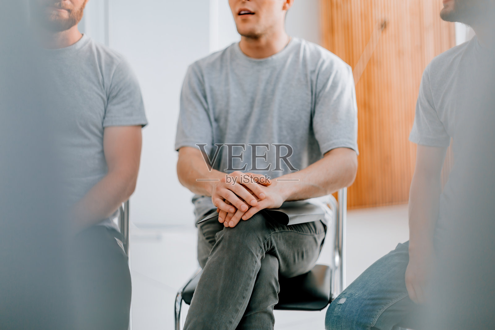 关闭了。背景图片是年轻人友好的握手照片摄影图片