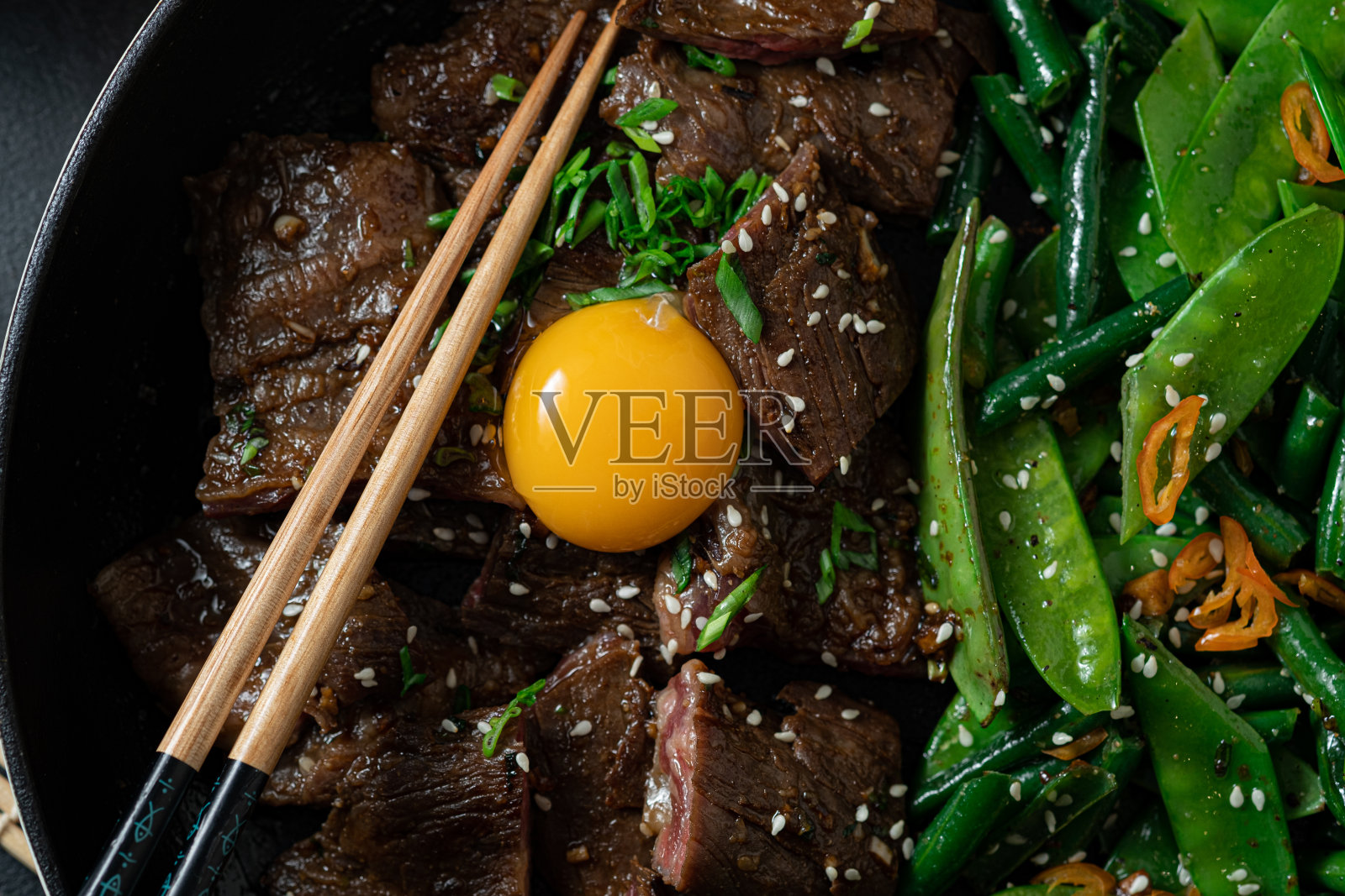 近距离观看韩式烤肉，用辣酱烤牛排照片摄影图片