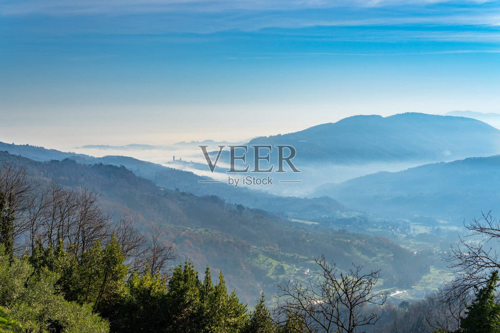 蒙特卡蒂尼的丘陵景观照片摄影图片