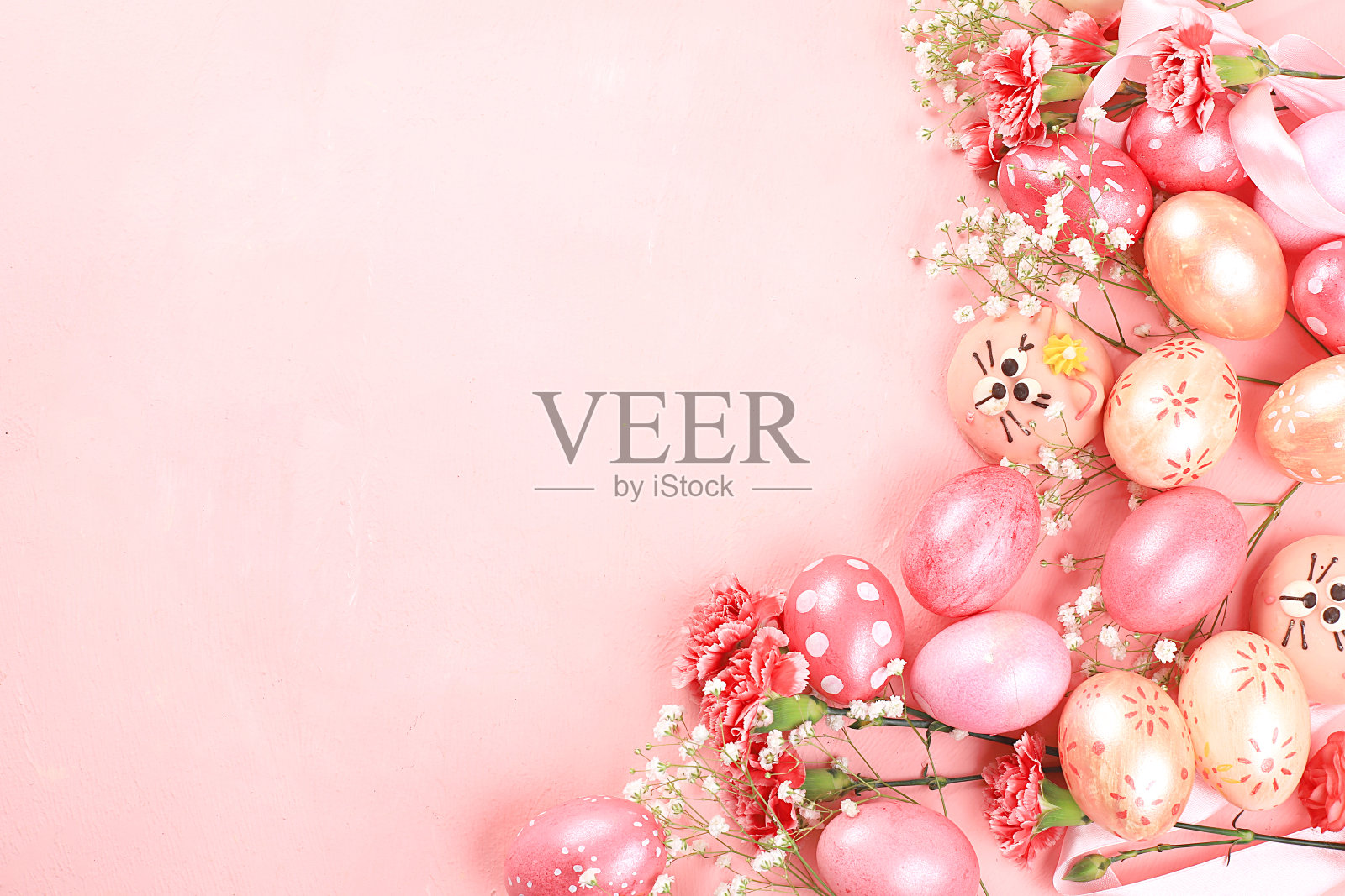 复活节快乐概念，春天贺卡，背景。在柔和的背景上装饰粉色复活节彩蛋。简约的假日概念，文字的地方，照片摄影图片