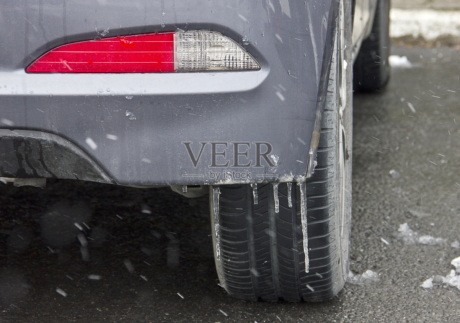 汽车轮胎在被雪覆盖的冬季道路上行驶照片摄影图片